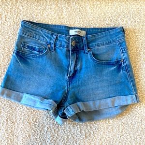Denim jean shorts from Forever 21, soft and in amazing condition! Slightly used